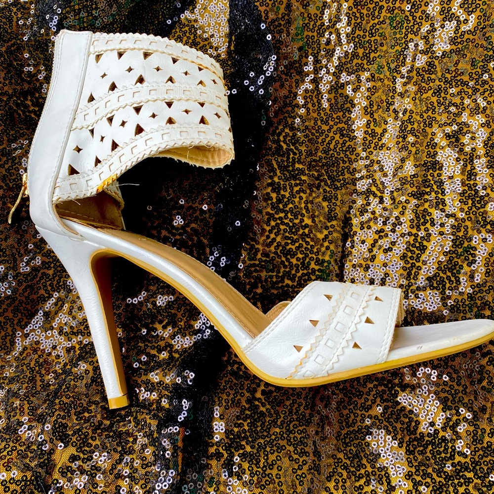Amazing white sandal w wide ankle band w zipper